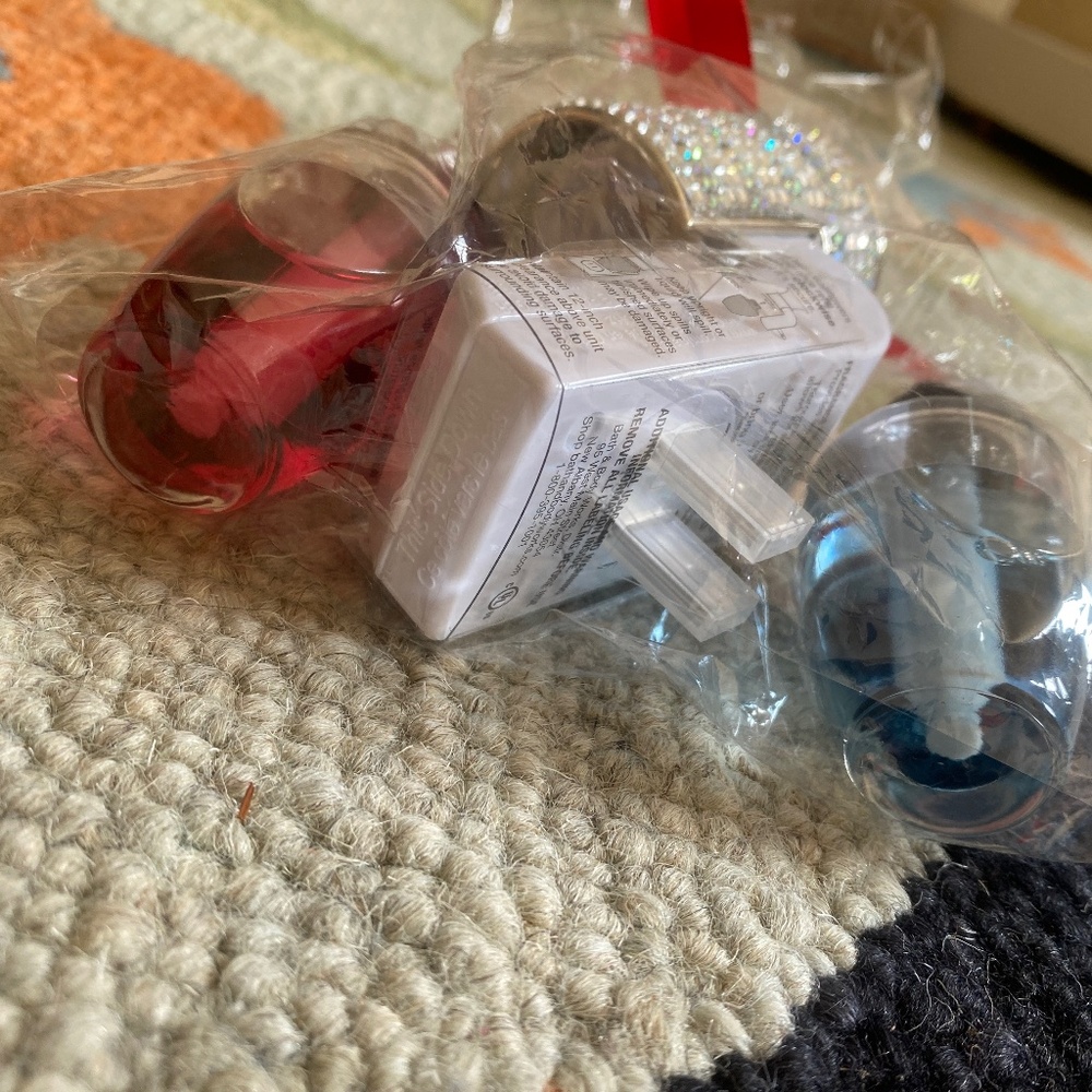 Shine & Sparkle Wallflowers Scent Control Fragrance Plug + 2 Fragrance Refills - Picture 14 of 16